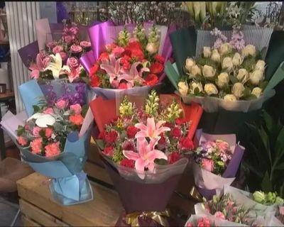 “她經濟(ji)”催熱首(shou)都花市(shi)，玫瑰(gui)領跑(pao)節(jie)日消費(fei)，禮品(pin)花(hua)卉(hui)銷售迎(ying)來(lai)小高峰